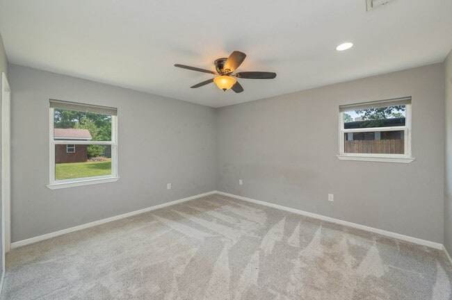 Building Photo - Charming Navarre Home on Nearly Half an Acre