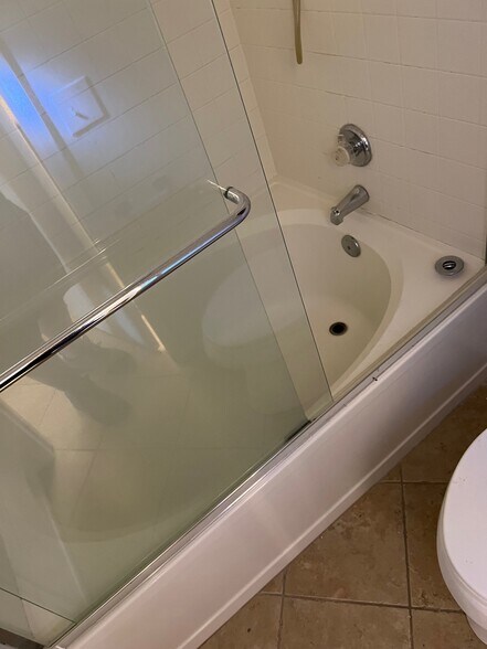 Oversized tub/shower - 23412 Pacific Park Dr