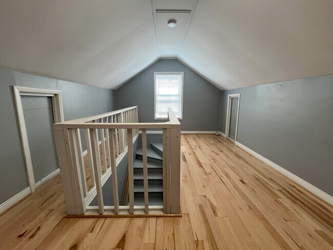 Building Photo - Spacious Multi-Level Living with Vaulted Ceilings and Backyard Access