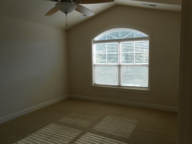 Building Photo - 1056 NE Parkview Ct