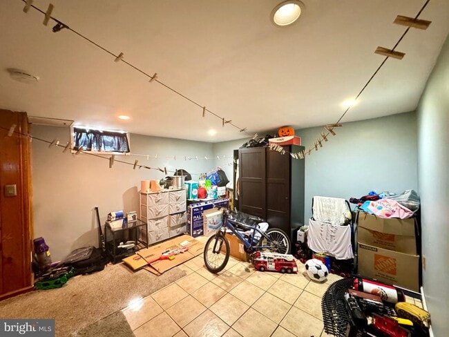 Building Photo - 827 Hampshire Rd