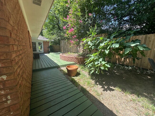 Building Photo - Gorgeous 3 Bedroom South Highland Home wit...