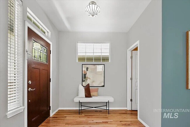 Building Photo - Charming 3 bedroom 2.5 bathroom in Desirable Area!