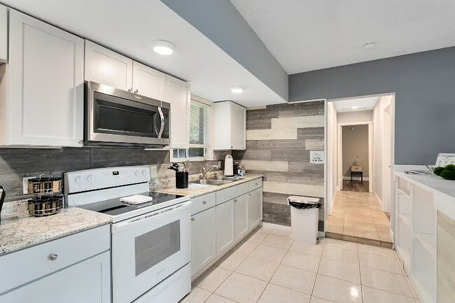 Building Photo - 2616 S Crystal Lake Dr