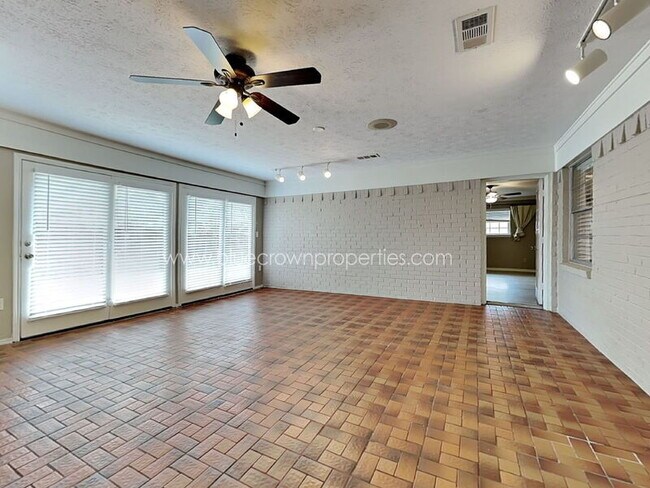 Building Photo - 1804 Mercedes Pl