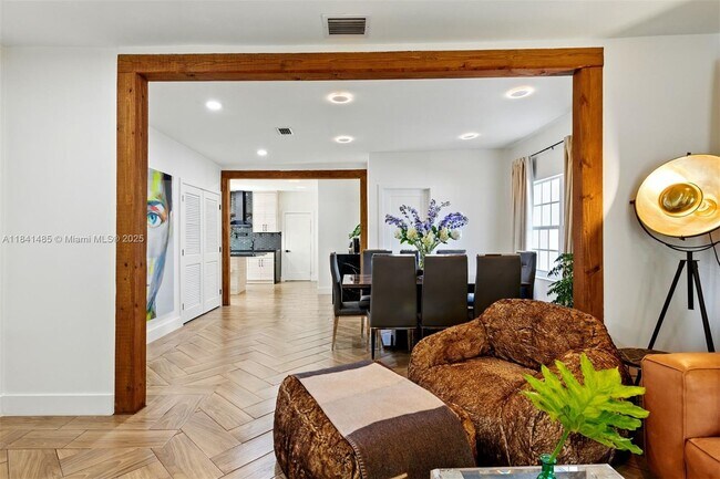 Building Photo - 1363 Biarritz Dr