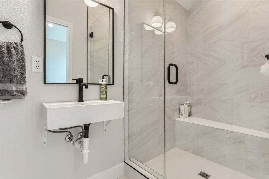 Building Photo - 1277 Yates St