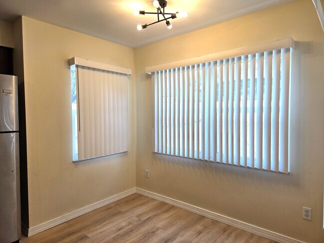 Building Photo - 3/2 Fenced Pet Friendly Home