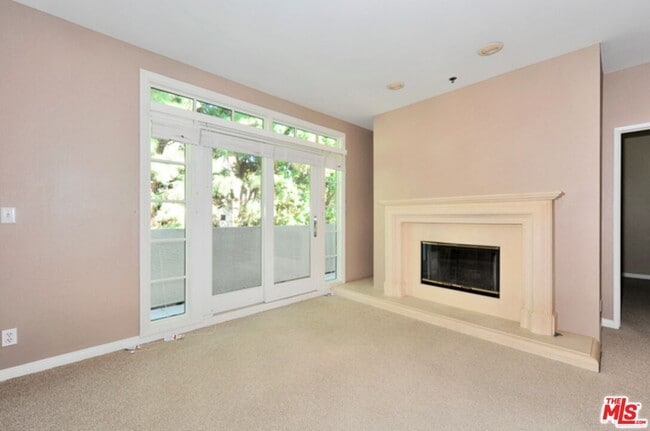 Building Photo - 2222 Beachwood Dr