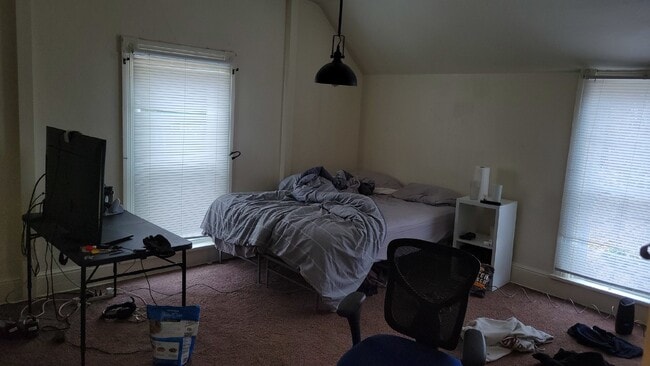 Building Photo - 2 bedroom 1 bath - available for June 1st ...