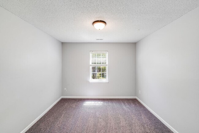 Building Photo - Beautiful 3BR/2.5BA Near Rivergate & Charl...