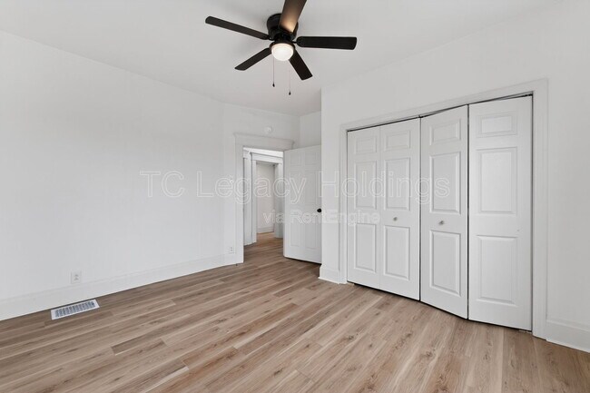Building Photo - 1527 Farland Ave