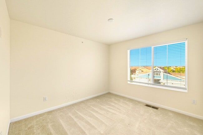 Building Photo - Bright and Airy 2 Bed 2.5 Bath Townhome in...