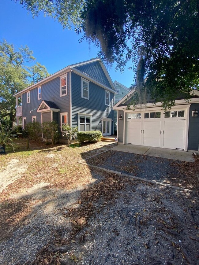 Building Photo - Beautiful Downtown home