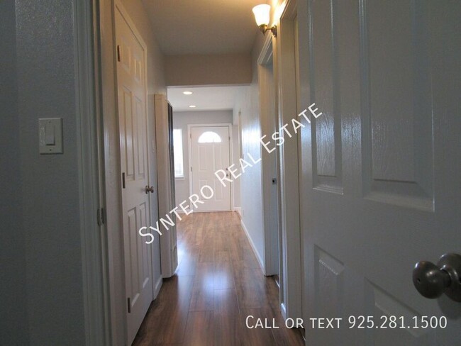 Building Photo - Upstairs 2 Bedroom/1 Bath Apartment with G...