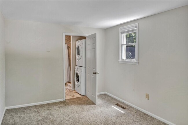 Building Photo - 3551 Overlook Ave