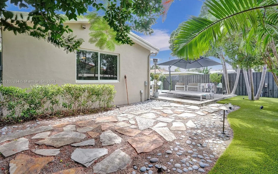 Building Photo - 1001 NE 17th Ct