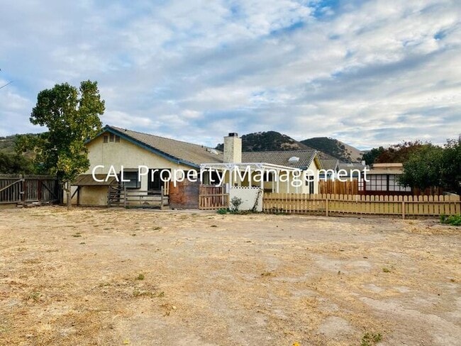 Building Photo - Rare 4 bedroom 2 bath rental in Pine Meadow Estates King City!
