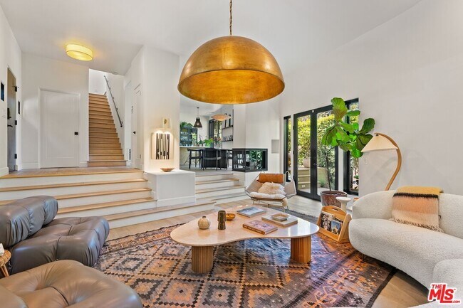 Building Photo - 2065 Watsonia Terrace