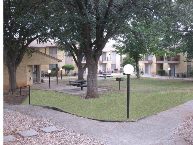 Primary Photo - El-Presidente Apartments