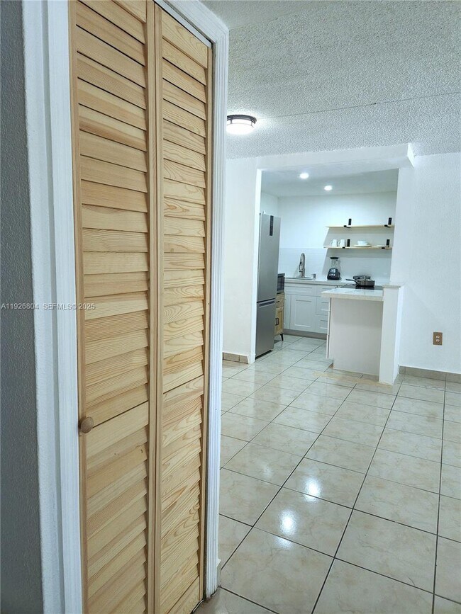 Building Photo - 666 W 81st St