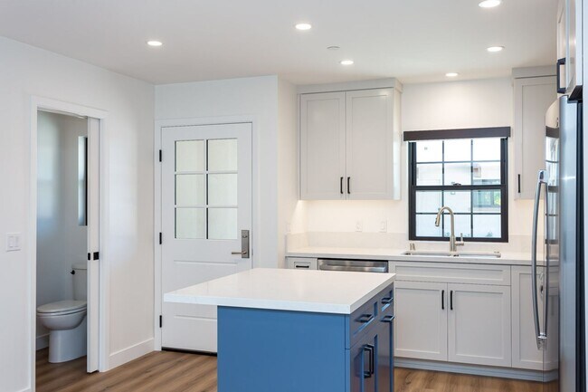 Building Photo - 2610-2612 Juan Street