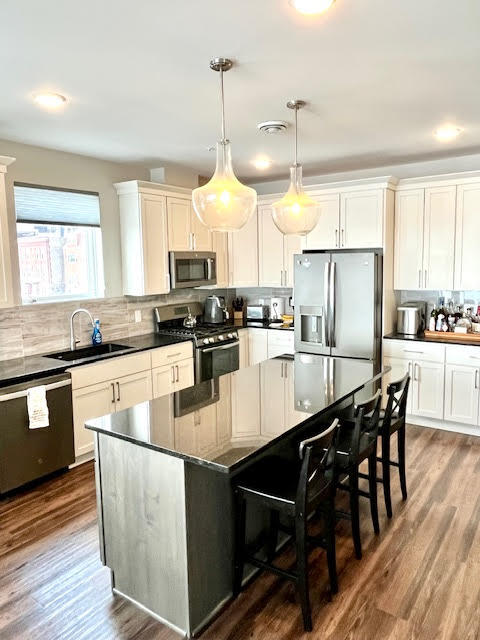 Building Photo - 624 E 1st St