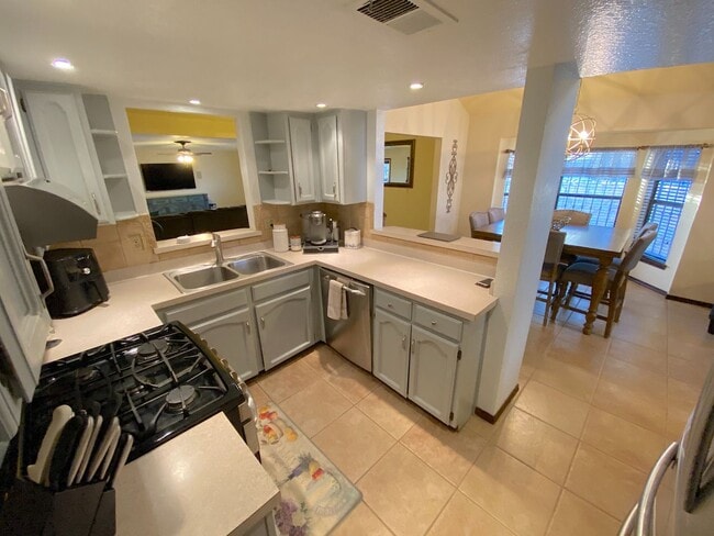 Building Photo - East El Paso 4 bed Refrig A/C!