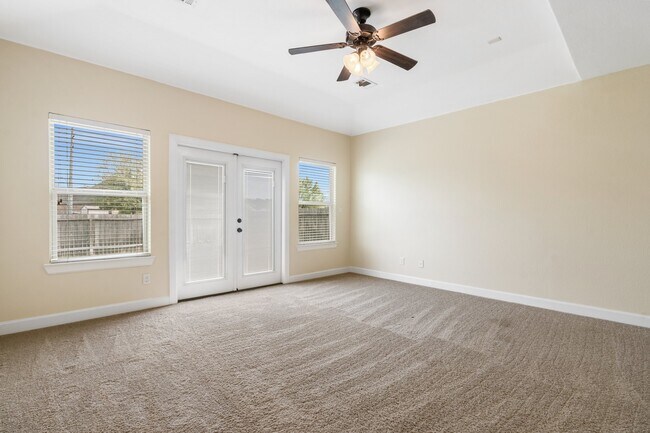 Building Photo - 328 Country Crossing Cir