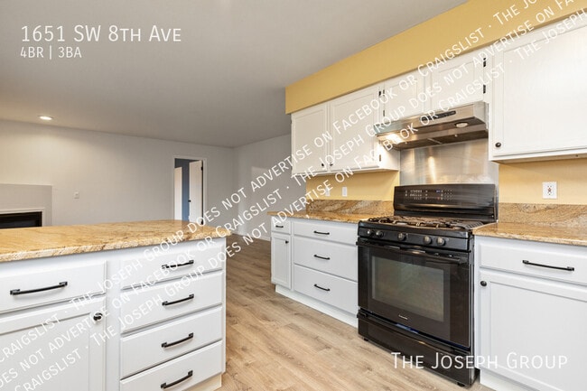 Building Photo - 1651 SW 8th Ave