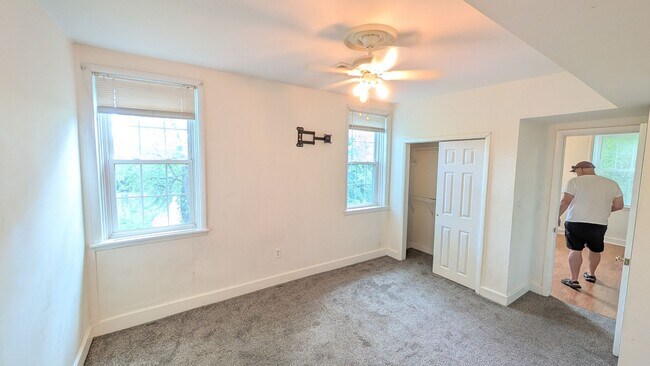 Building Photo - Creekside 1BR with Central Air and W/D