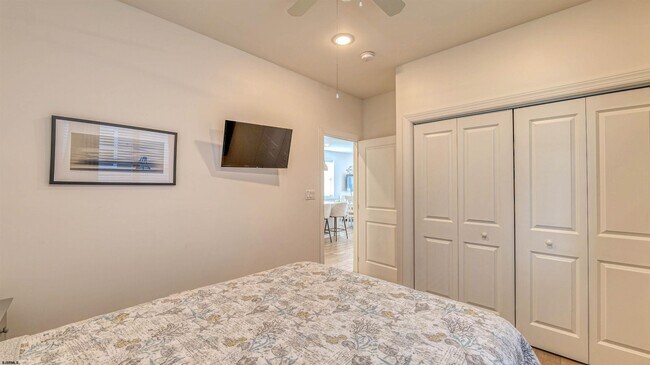 Building Photo - 1 N Victoria Ave