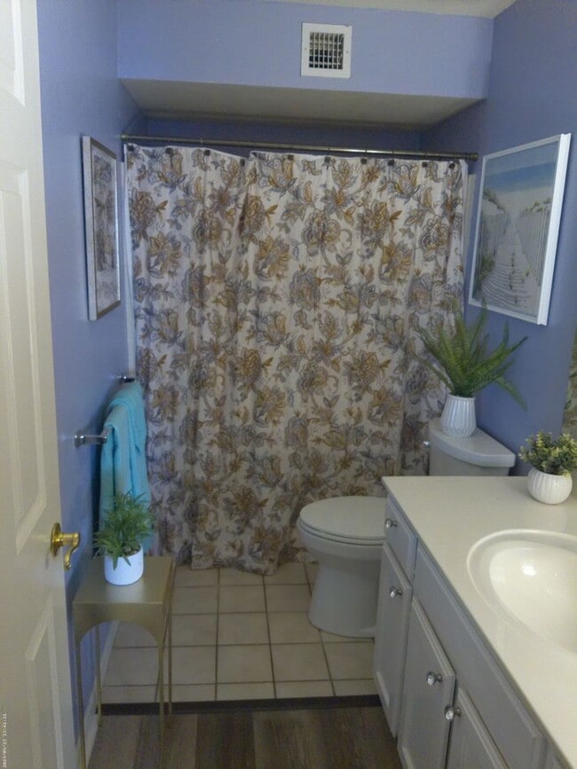 Building Photo - Beautifully designed short-term rental Or Long-Term offering comfort, style, and convenience