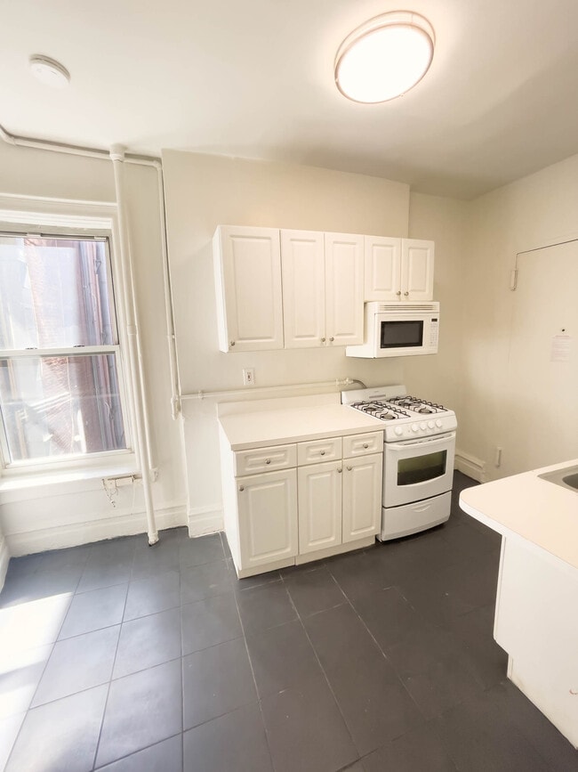 Interior Photo - 170-172 Spring Street