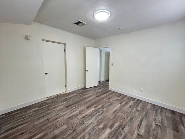 Building Photo - No Hoa! Single Story House with 4 Bedrooms 2 Bathrooms!