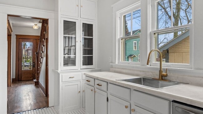 Building Photo - Single-family historic home in West Central with porch and private courtyard.