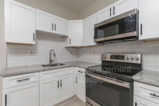 Building Photo - 725 W Luzerne St
