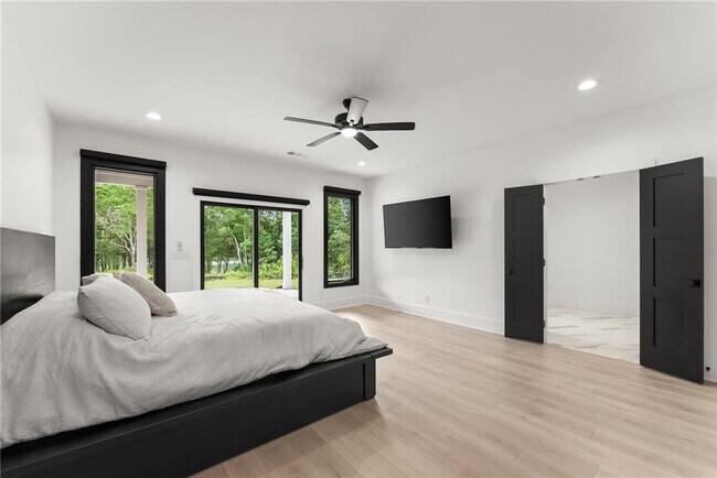 Building Photo - 151 S Pointe Dr