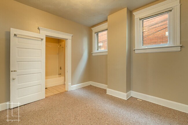 Building Photo - 207 W Hubbard Ave