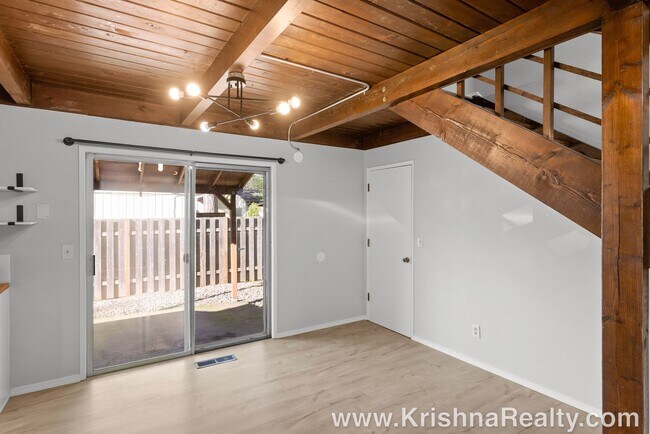 Building Photo - Charming 3 Bedroom | 2 Bathroom Duplex | Private Backyard | Near Washington Square Mall