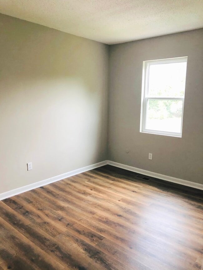 Building Photo - STUNNING 3 BEDROOM END UNIT TOWNHOUSE just off gate of Little Creek!!