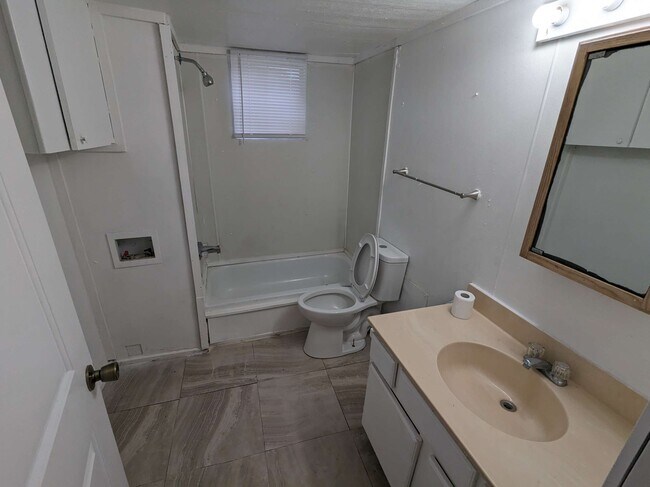 Building Photo - 904 Quail Run