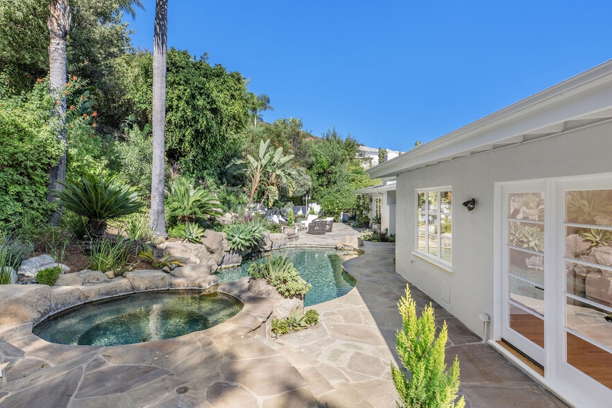 Building Photo - 341 Surfview Dr