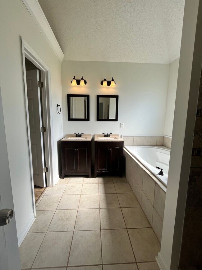 Building Photo - 715 Sark Dr