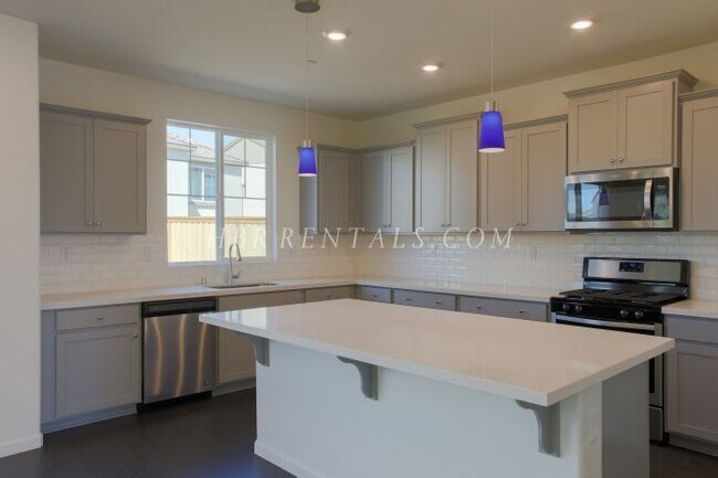 Building Photo - TRACY HILLS - Four Bedroom Spectacular Home - Full Bed/Bath Located on 1st Floor