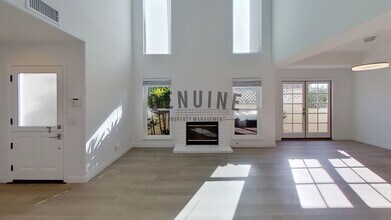 Building Photo - Beautiful 3BD 3.5BA Townhome in Newport Heights