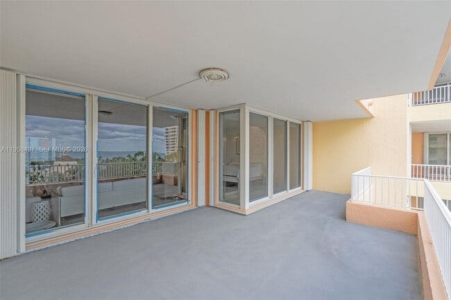 Building Photo - 785 Crandon Blvd