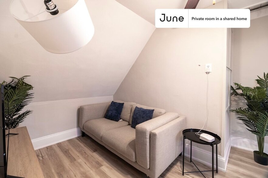 Building Photo - Room in Shared 3 bed/1 bath home