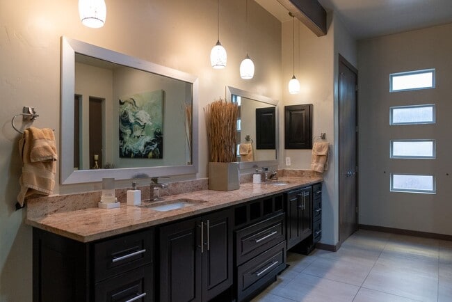 Building Photo - Stunning 4 bedroom, 2,5 bath home in West ...
