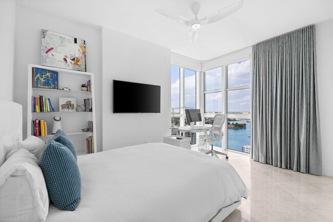 Building Photo - 101 S Fort Lauderdale Beach Blvd